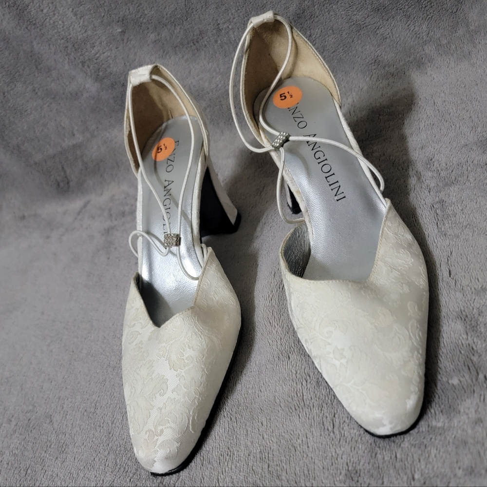 Enzo Angiolini Women's Cream White Heels Sz US 5.5 / 5 1/2 Leather Sole Wedding